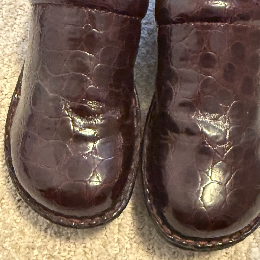 b.o.c Born Burgundy Faux Leather Croc Reptile Closed Back Clogs Size 7.5 Slip On - Picture 6 of 10